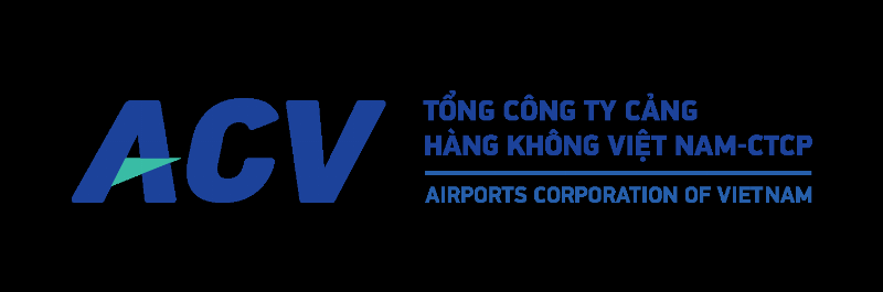Một nhóm người đang khám phá một di tích văn hóa hoặc bảo tàng ở Việt Nam, tập trung vào các hiện vật có thể liên quan đến tín ngưỡng cổ xưa.
